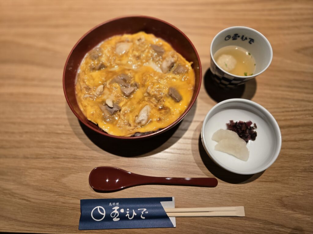 元祖親子丼(¥2,800)。スープと漬物が付く