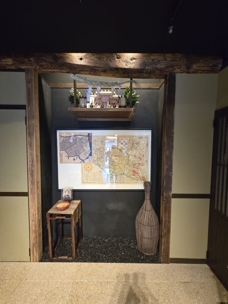 入口の奥。梁や古地図のパネルが目に留まる