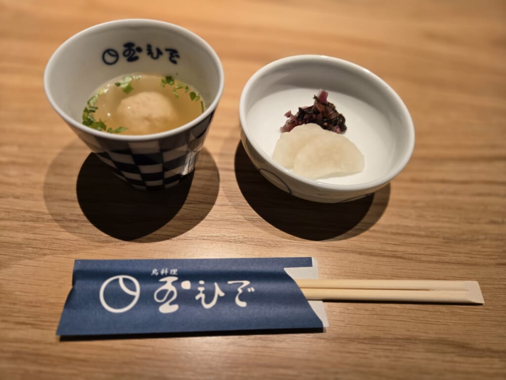先に運ばれてきた、店名の入った椀のスープと漬物