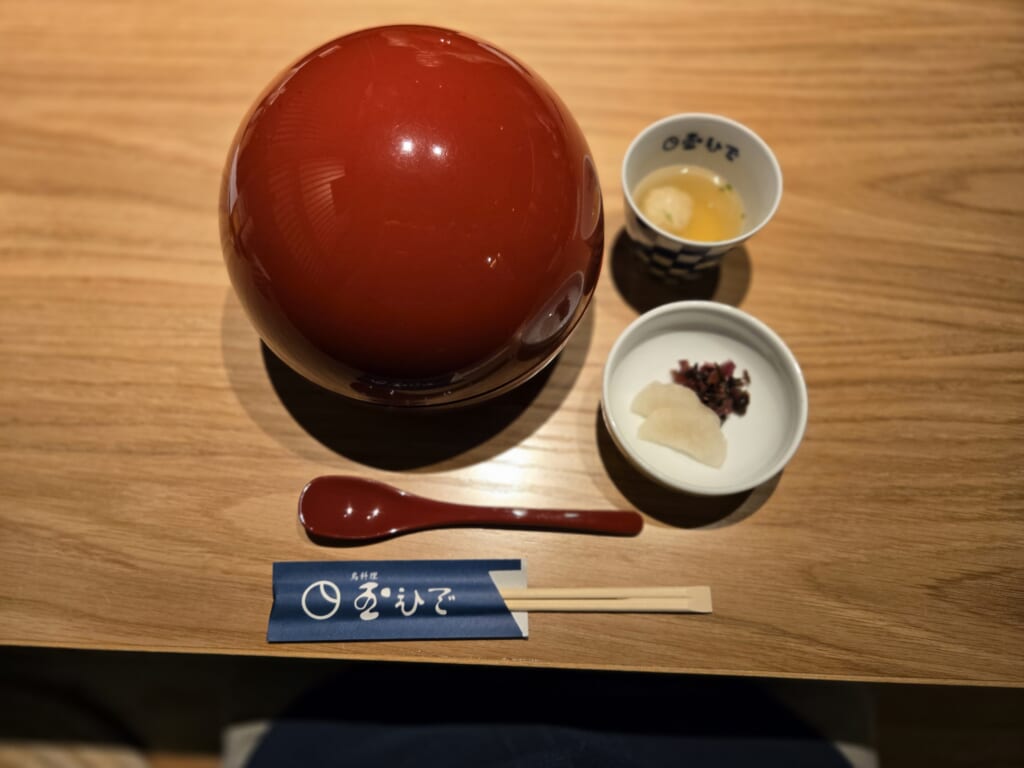 蓋をした状態の元祖親子丼。赤くて丸い器