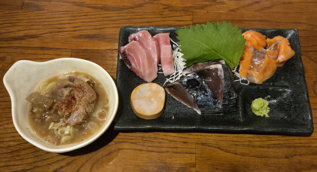 もつ煮と刺身の盛り合わせ